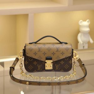 LV East West Métis Mini Messenger Bag This stylish shoulder bag features a trendy backpack silhouette. Crafted from the brand's Monogram canvas, the compact design showcases a distinctive S-lock clasp and chic top handle, with a polished surface that gleams brilliantly. Versatile and spacious, it includes a detachable long shoulder strap for easy carrying over the shoulder or crossbody. An ideal companion for everyday outings. Dimensions: 21.5 x 6 x 13.5 cm